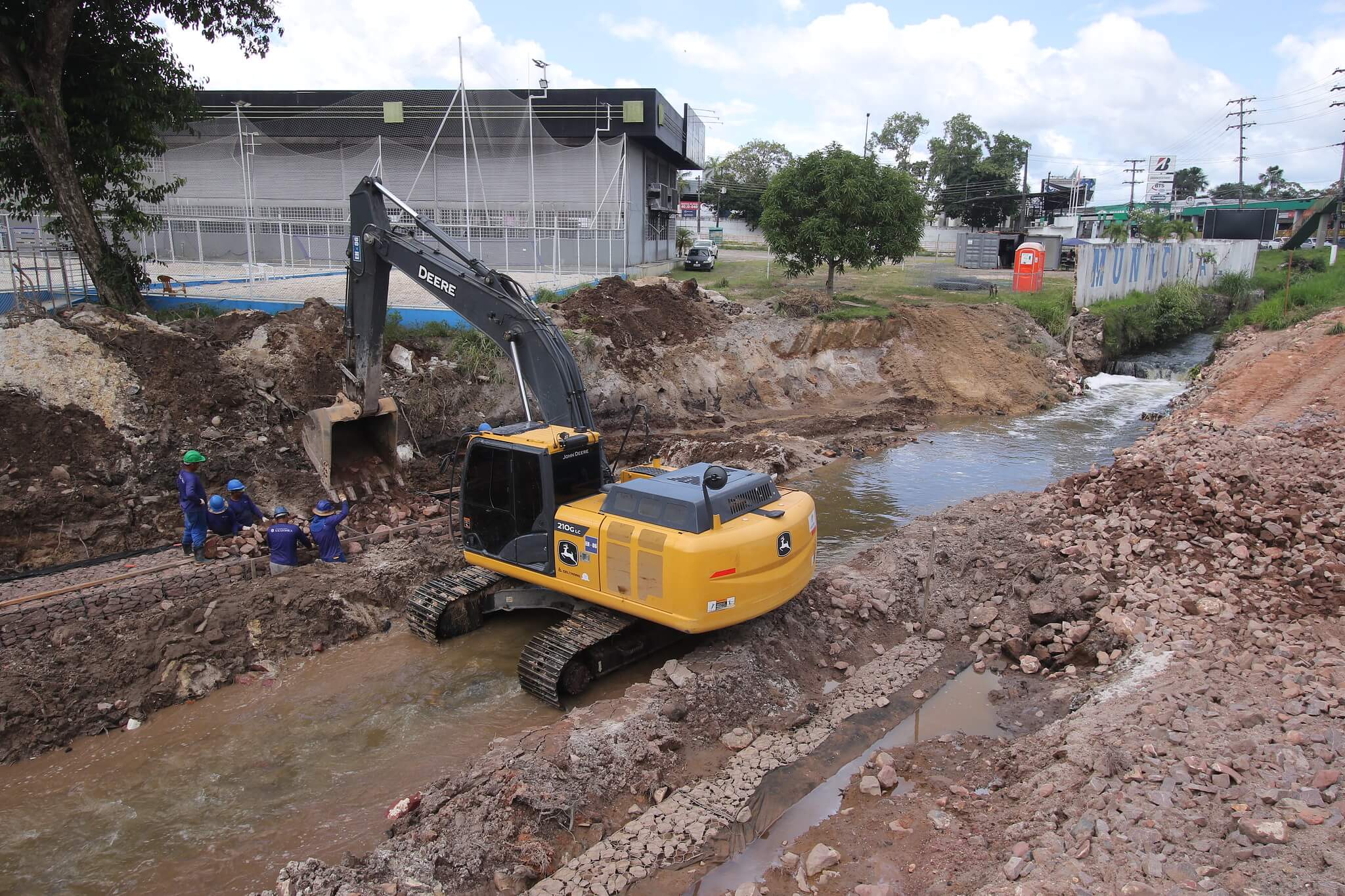 Prefeitura avança no serviço de contenção de erosão na avenida Torquato Tapajós