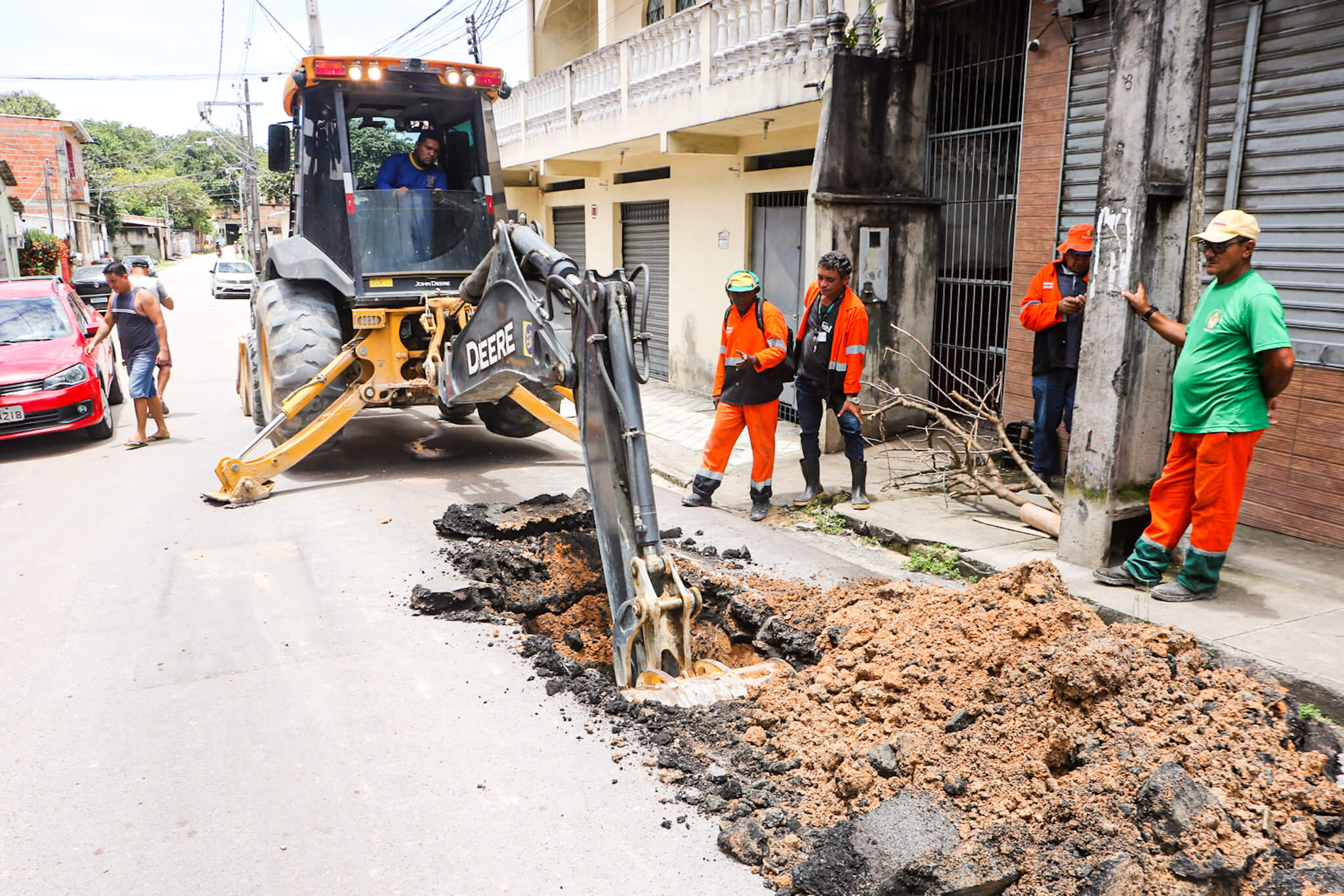 Prefeitura de Manaus recupera dois pontos de rompimento em rede de drenagem em comunidade do bairro Cidade Nova
