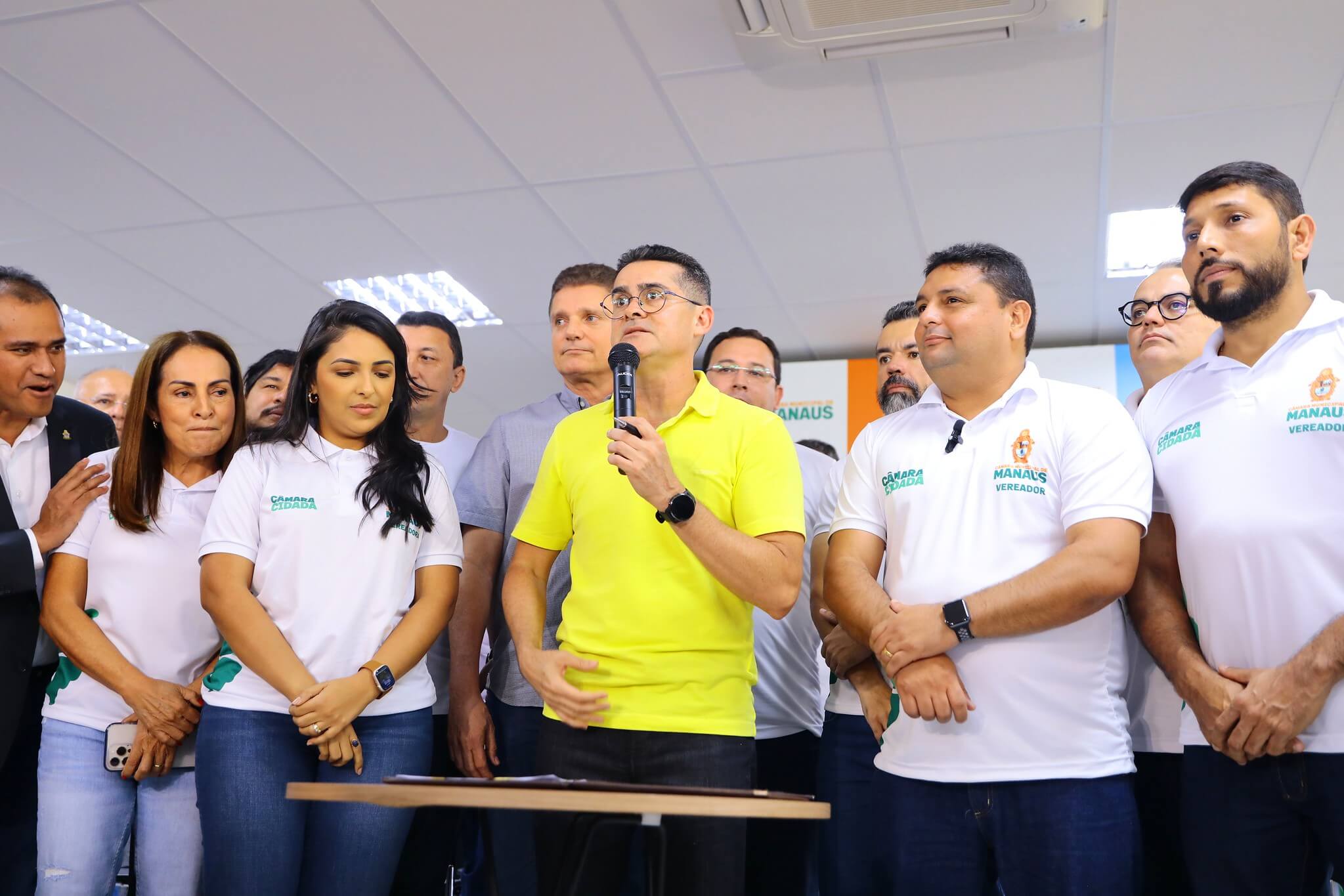 Prefeito sanciona lei que proíbe a instalação de medidores aéreos em Manaus