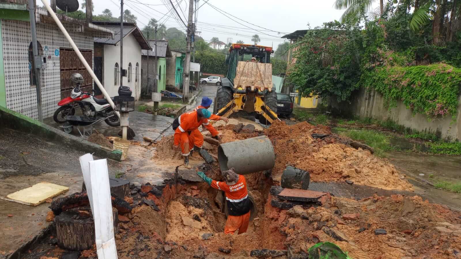 Prefeitura de Manaus realiza obra emergencial em rede de drenagem no bairro da Paz