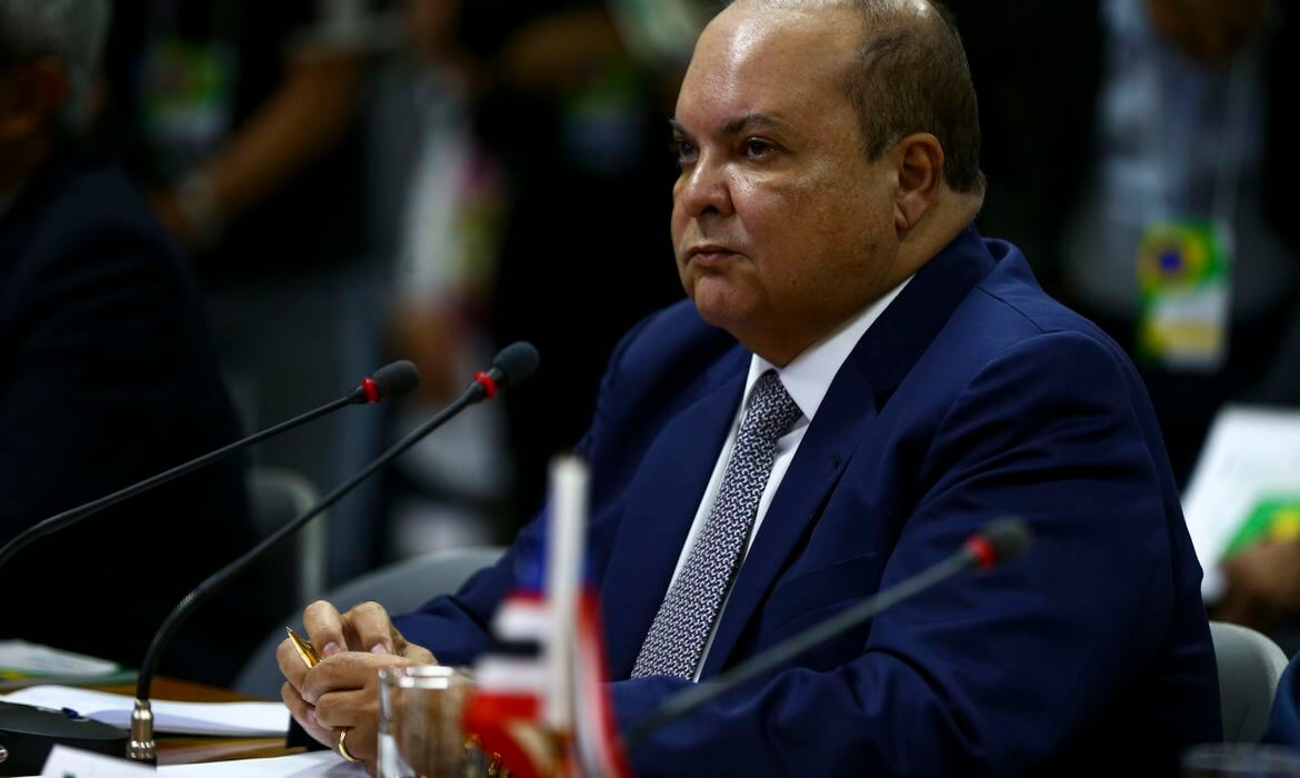 Moraes determina retorno de Ibaneis ao cargo de governador do DF