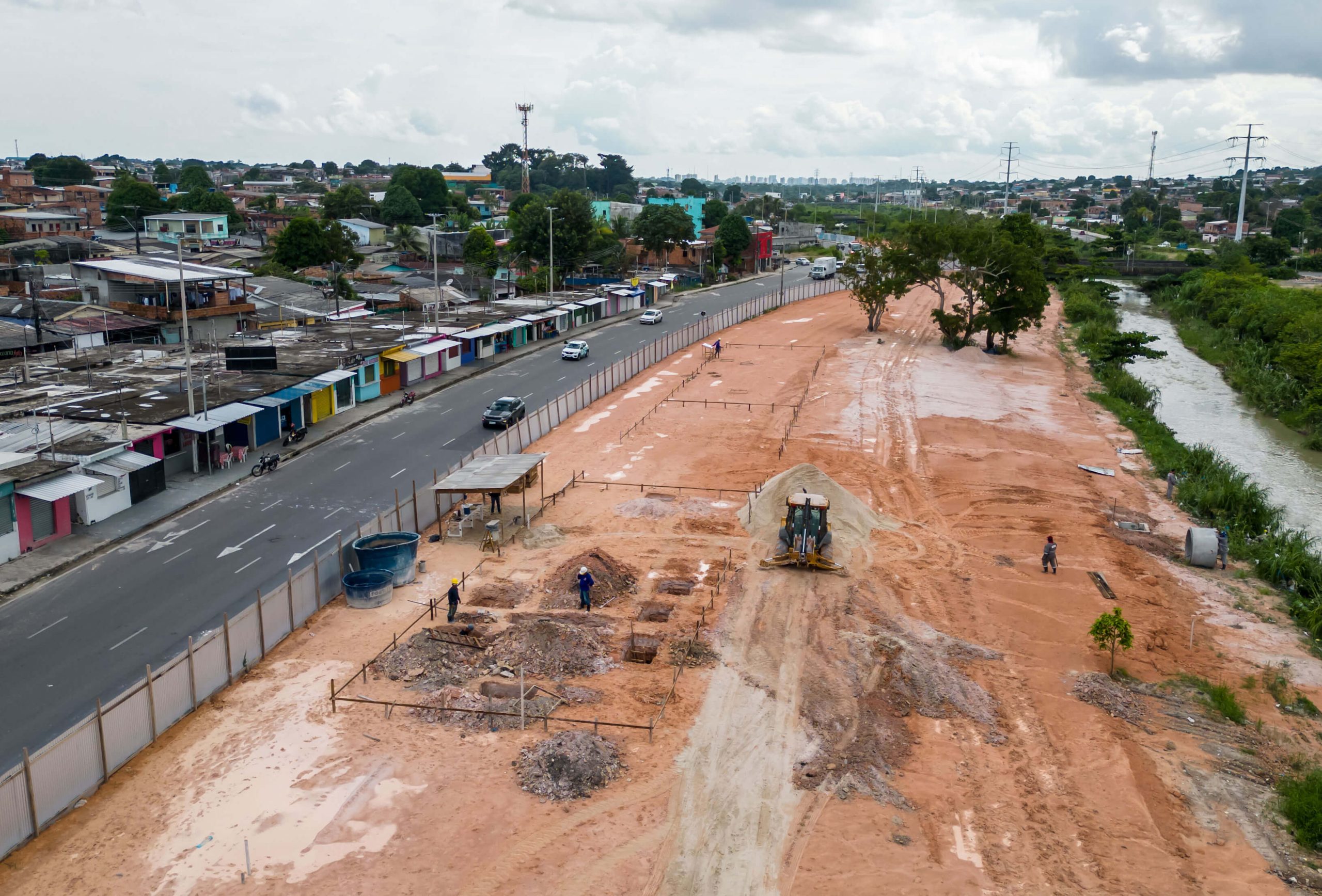 Obras da Prefeitura de Manaus no parque Gigantes da Floresta avançam com escavações e terraplanagem em área do Promindu