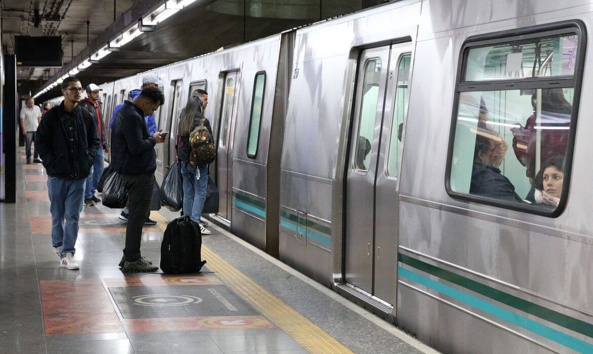 Governo de São Paulo aceita proposta de liberar catracas no metrô