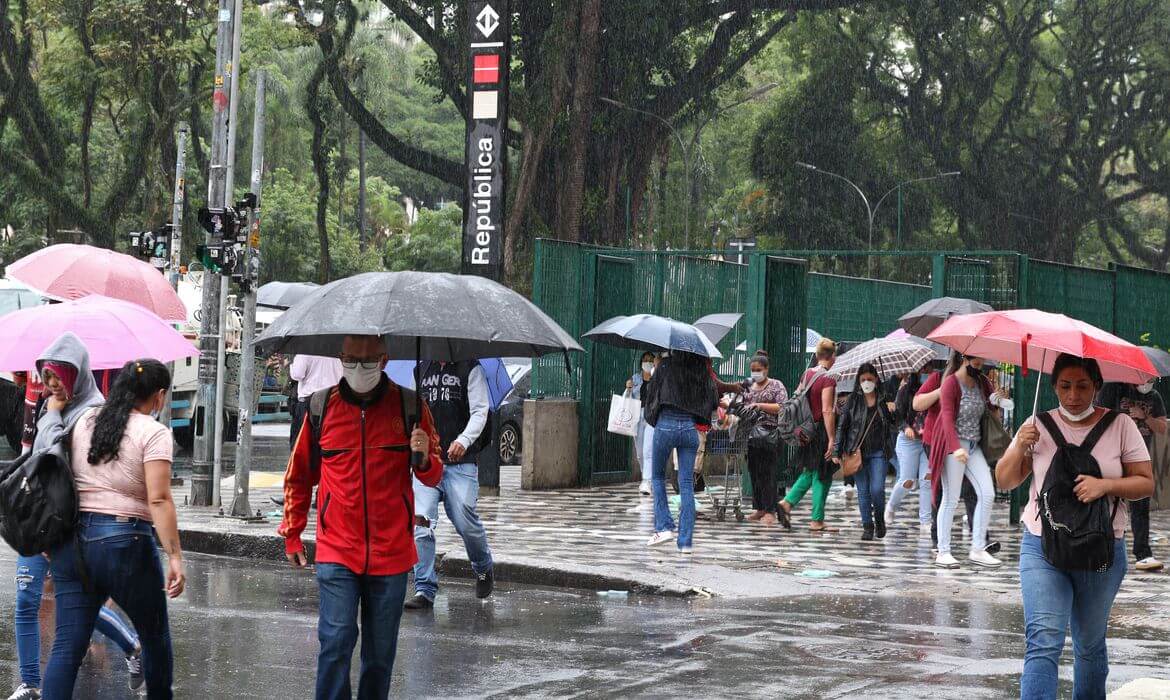 Chuva em São Paulo causa alagamento e coloca parte da cidade em alerta