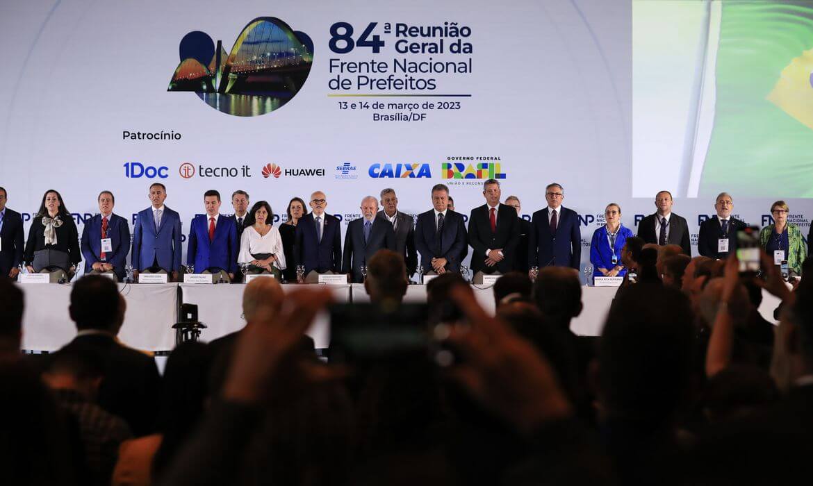 Lula quer banco público emprestando para obras em municípios