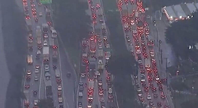 São Paulo bate recorde anual de congestionamento com forte chuva e alagamentos