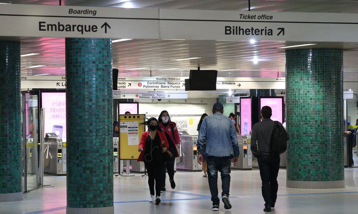 Com metroviários em greve, três linhas de metrô estão paradas em SP