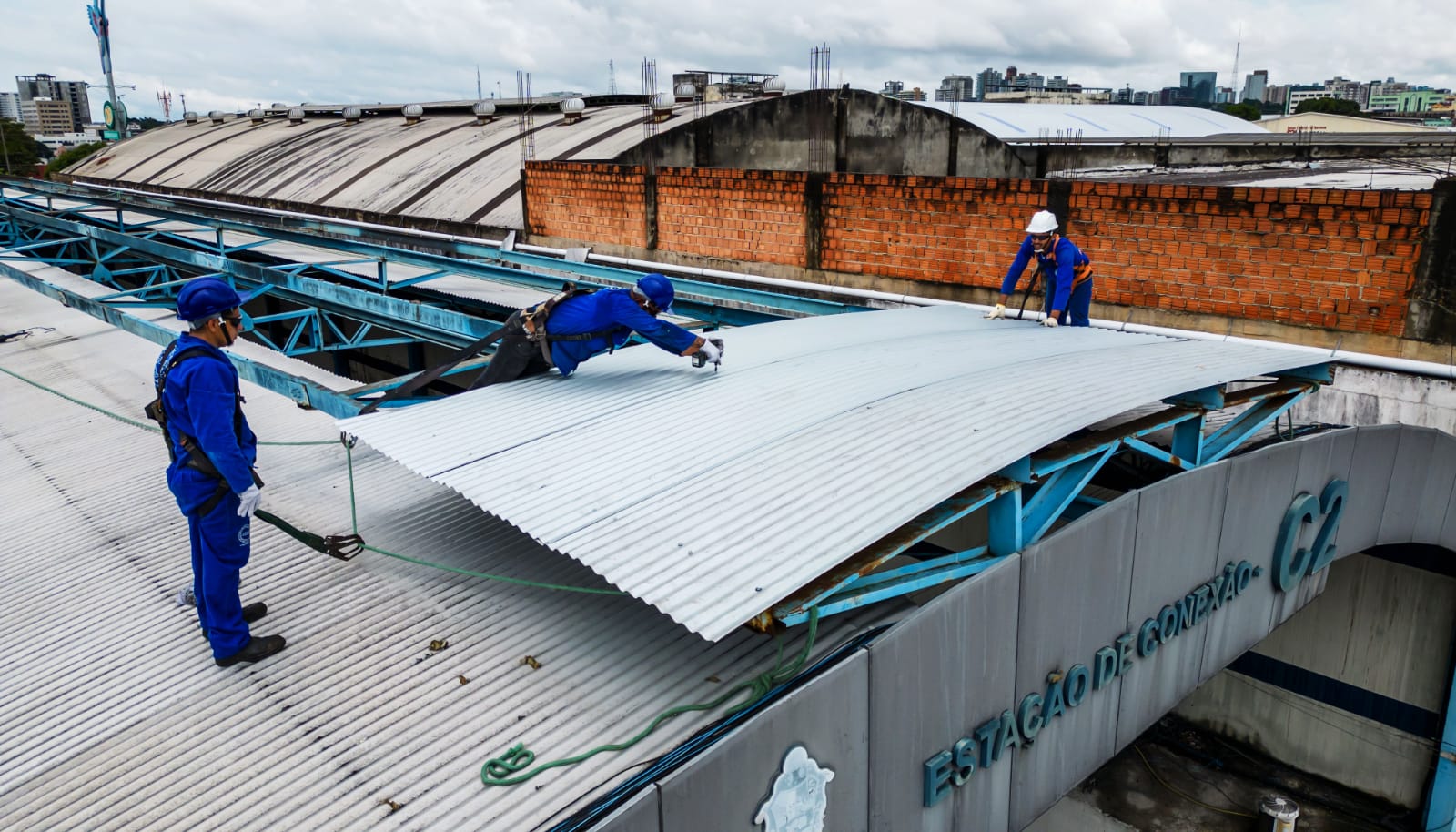 Prefeitura de Manaus segue com reforma do Terminal 2 com troca de telhas e pintura do local