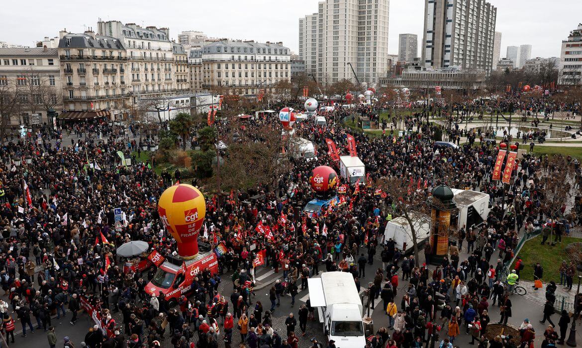 Franceses voltam às ruas para contestar novo sistema de aposentadoria