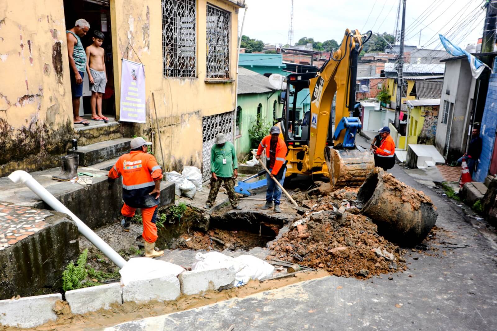 Prefeitura de Manaus recupera rede de drenagem profunda sem manutenção há 25 anos no bairro Compensa