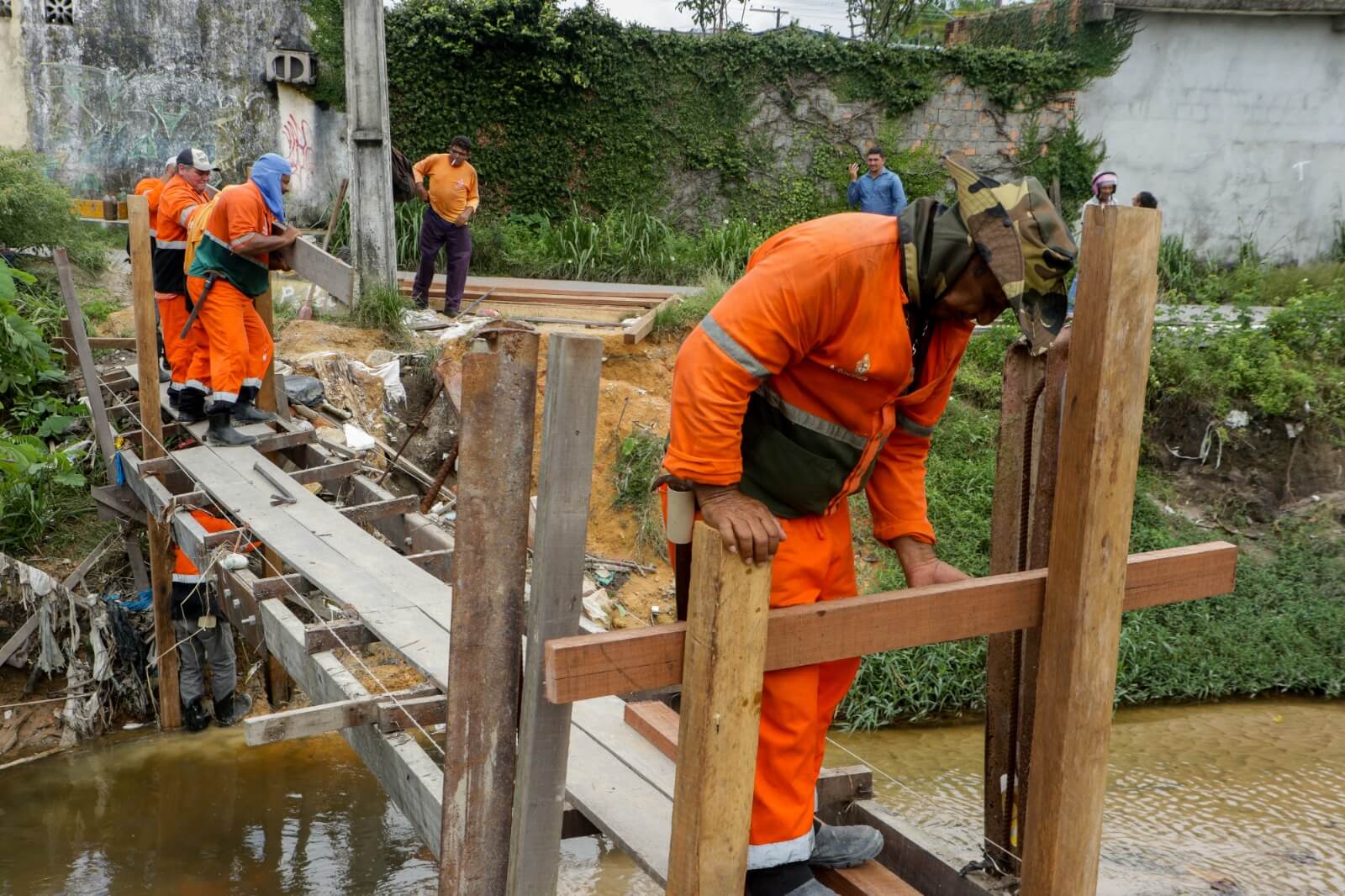 Prefeitura de Manaus constrói ponte e moradores retomam acesso no bairro Cidade Nova