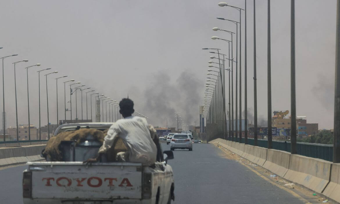 Combates prosseguem em Cartum um mês após início do conflito militar
