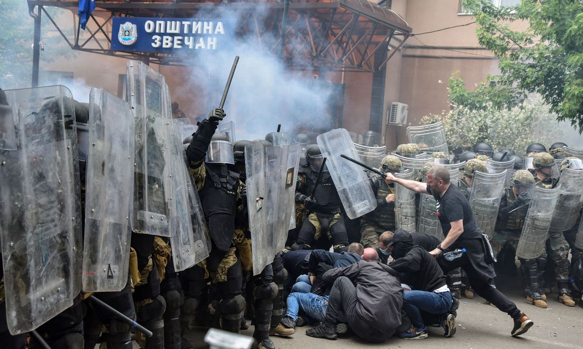 Soldados da Otan são feridos por manifestantes sérvios no Kosovo