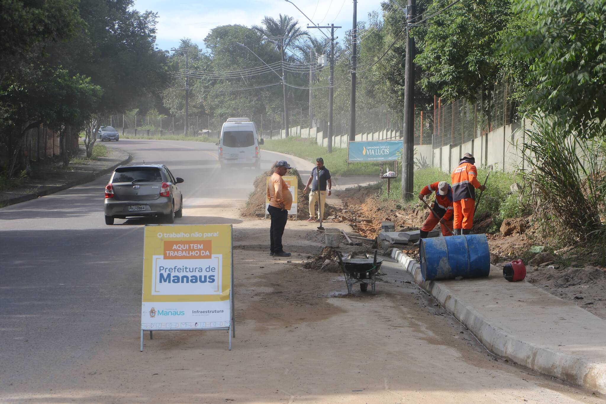 Prefeitura realiza serviços de drenagens em diversos bairros
