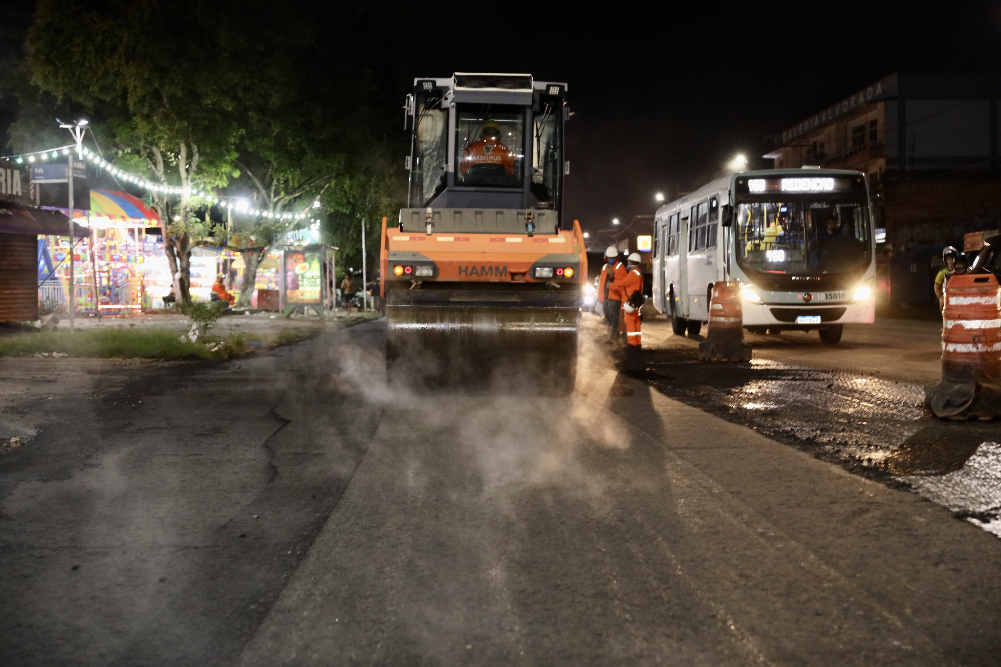 Prefeitura de Manaus aplica 1,3 mil tonelada de asfalto em principal avenida do Alvorada