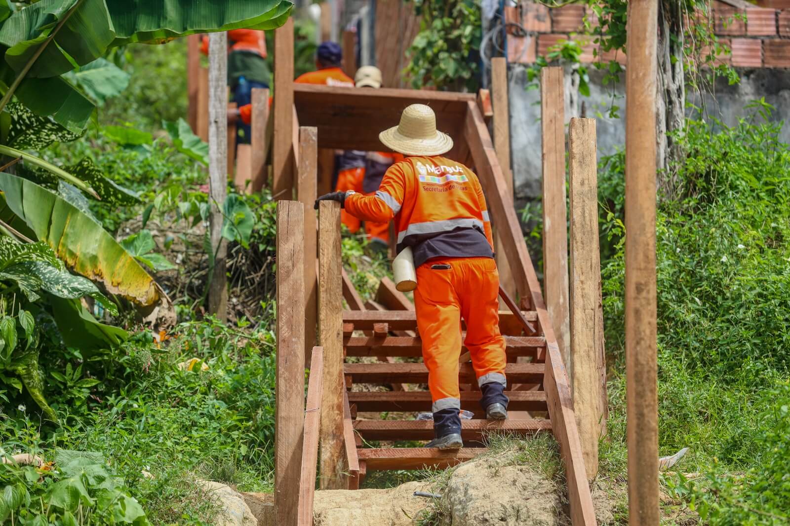 Moradores do Monte Sinai recebem nova área de acesso após construção de escada pela Prefeitura de Manaus