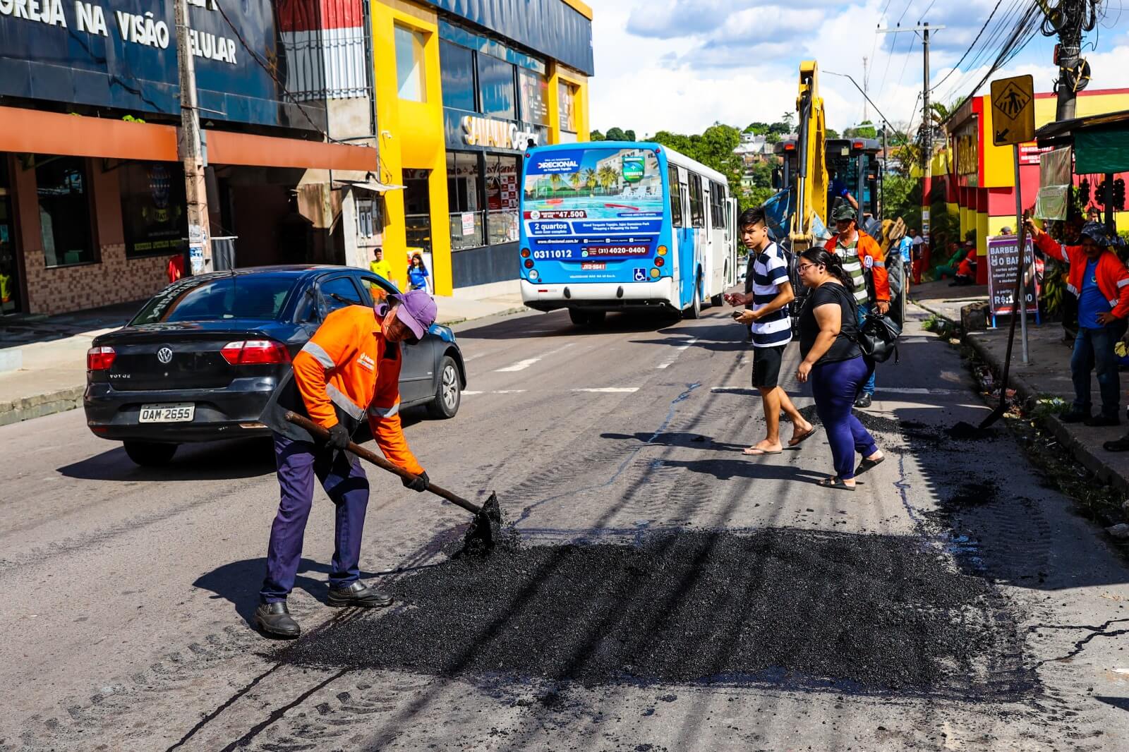 Prefeitura de Manaus reforça pavimento em principal avenida do bairro Monte das Oliveiras