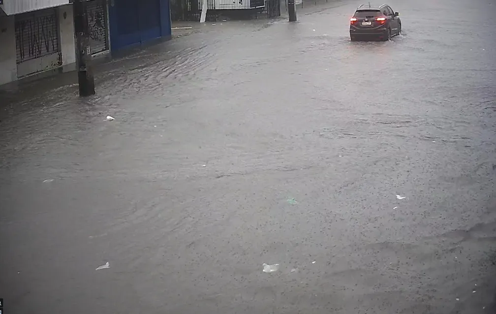 Chuva deixa ruas alagadas na Região Metropolitana e prefeitura do Recife pede que moradores não saiam de casa