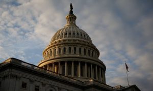 EUA: Senado aprova suspender teto da dívida e evita calote histórico