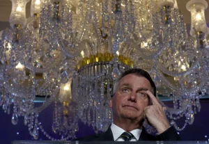 Bolsonaro tem relógio com diamantes, esmeraldas e rubis e 3 esculturas luxuosas no acervo pessoal, diz jornal