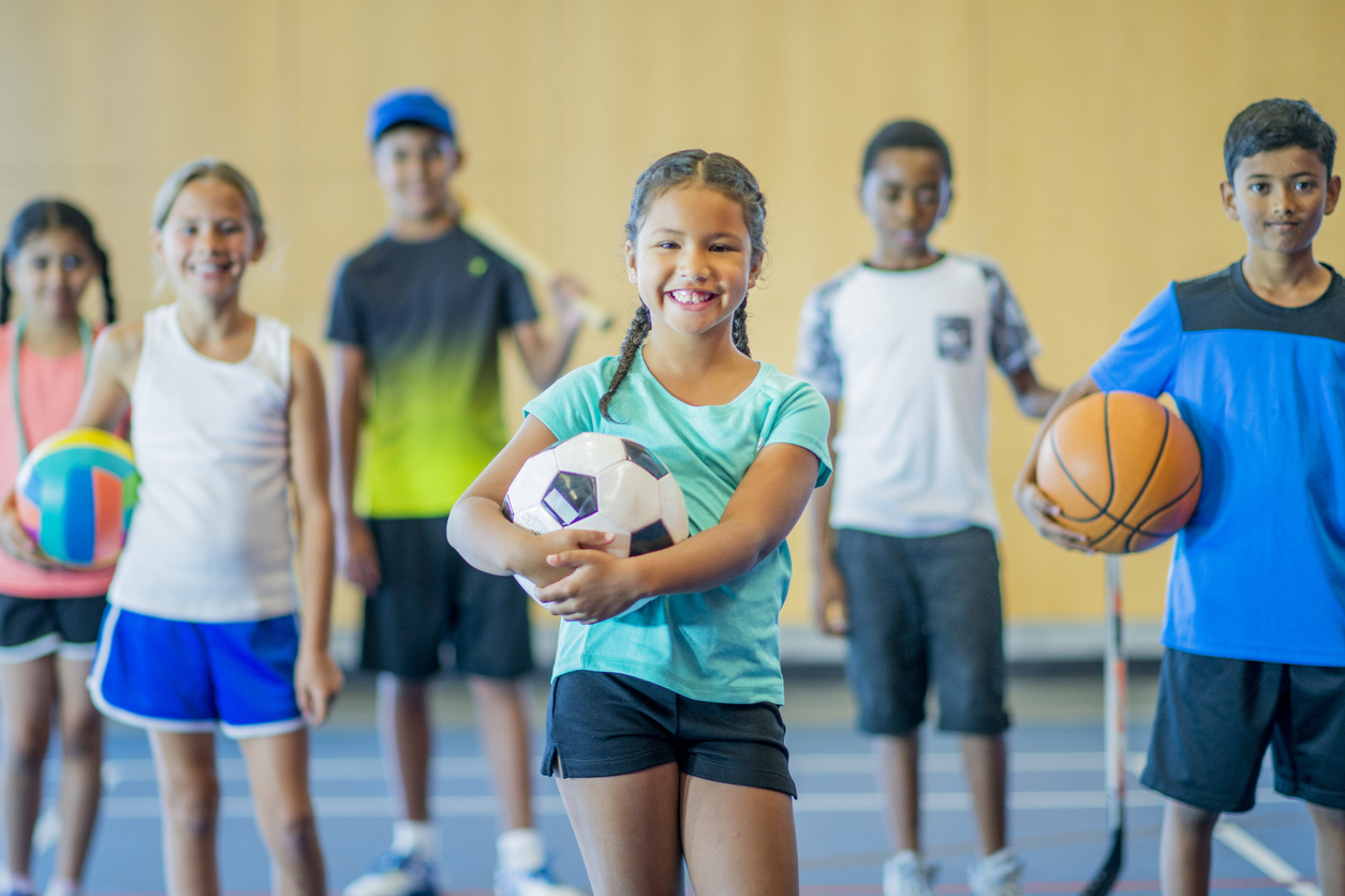 Como o esporte na escola contribui para o desenvolvimento das crianças?