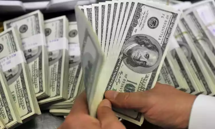 Dólar fecha no menor valor em mais de um ano