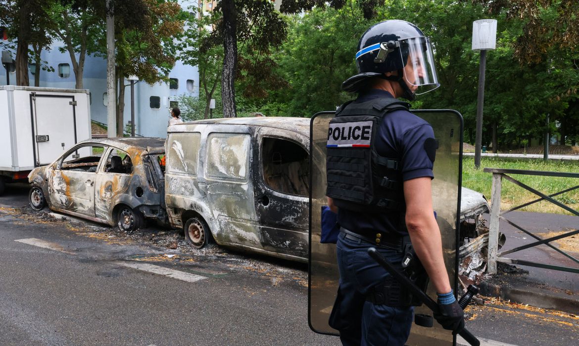Nova noite de tensão na França; bombeiro morre em combate a incêndios