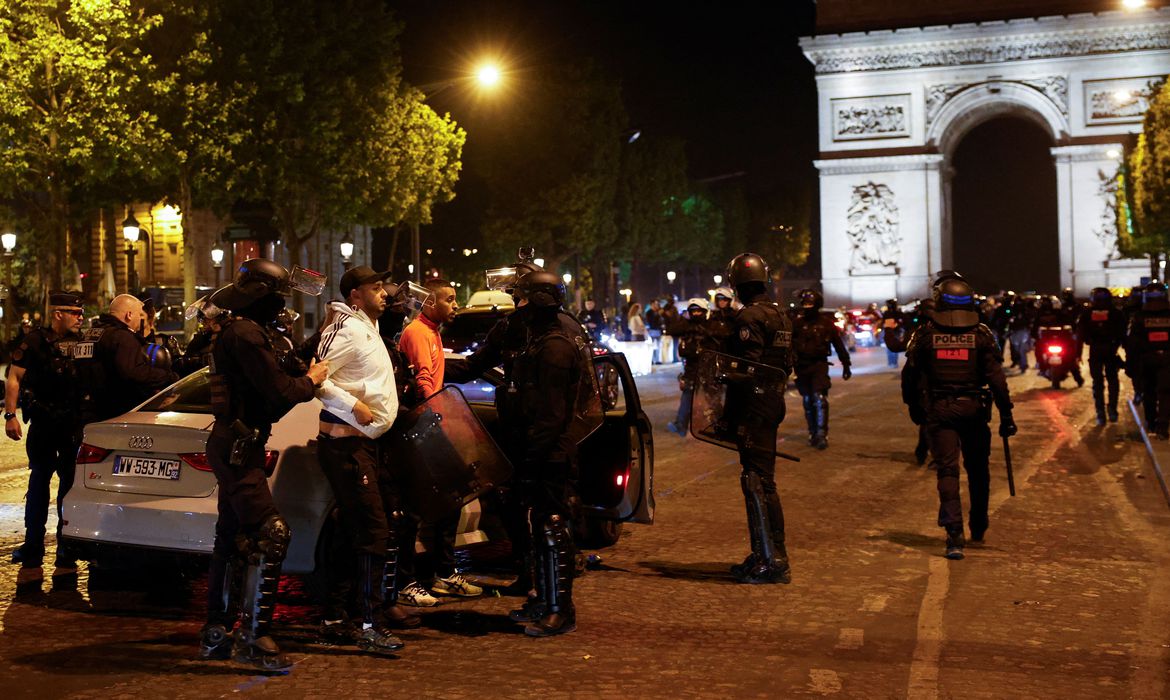 França: protestos continuam e mais 72 pessoas são detidas