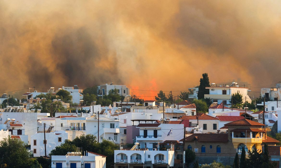 Incêndios florestais na Grécia chegam ao continente e deixam 2 mortos