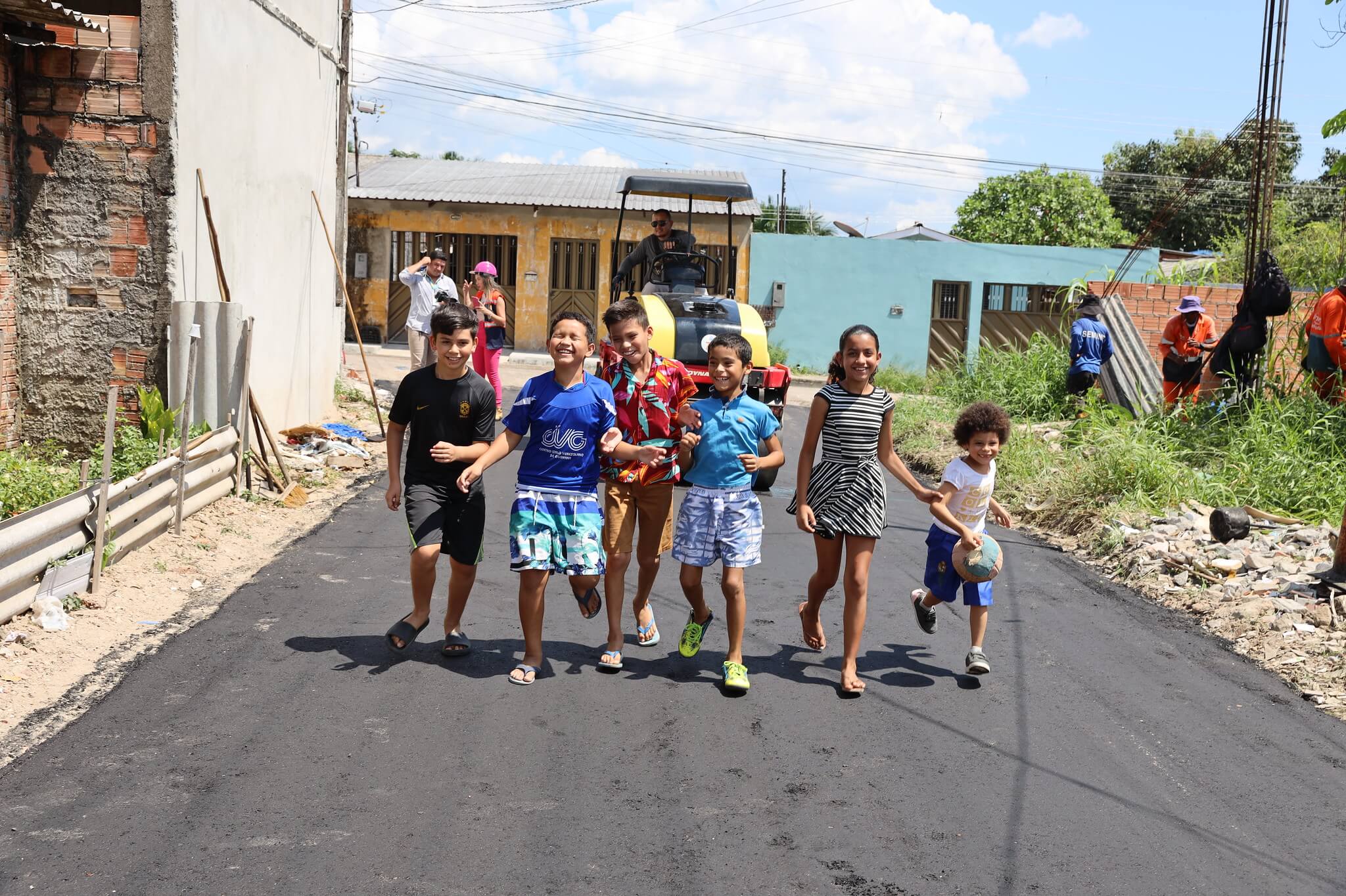 Prefeitura de Manaus entrega trecho pavimentado no Nova Cidade, após uma década em solo natural