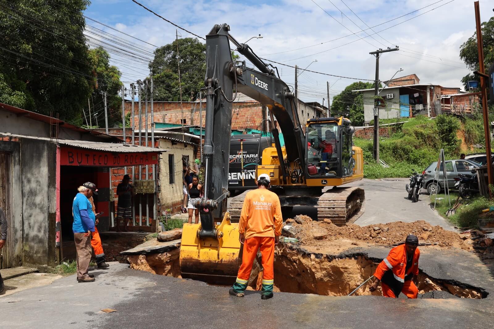 Prefeitura de Manaus devolve trecho revitalizado aos moradores do bairro Grande Vitória, após formação de cratera
