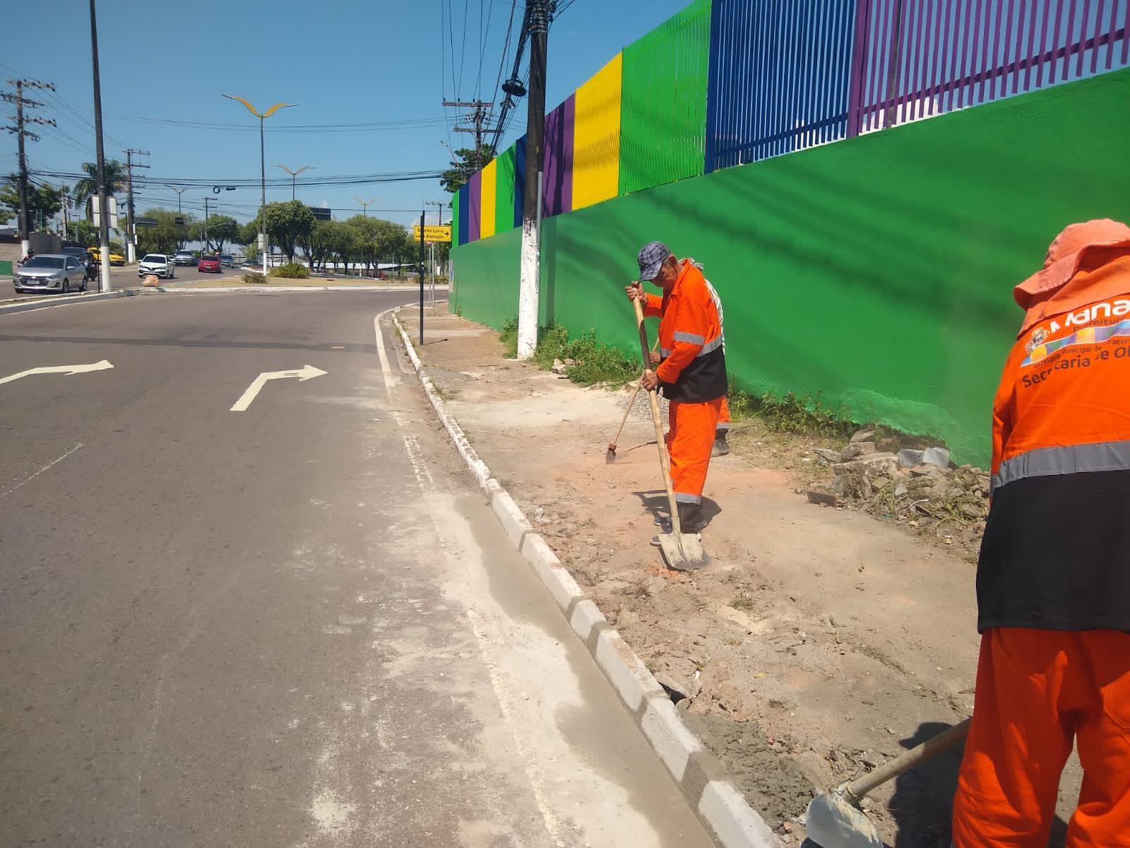 Prefeitura de Manaus recupera calçada e meio-fio em frente à escola municipal no bairro Compensa