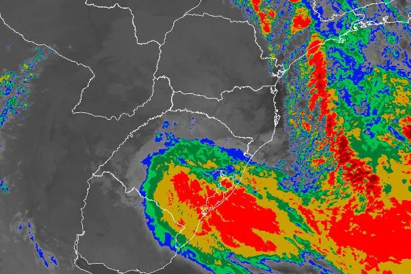 Ciclone extratropical deixa o Sul do Brasil em alerta