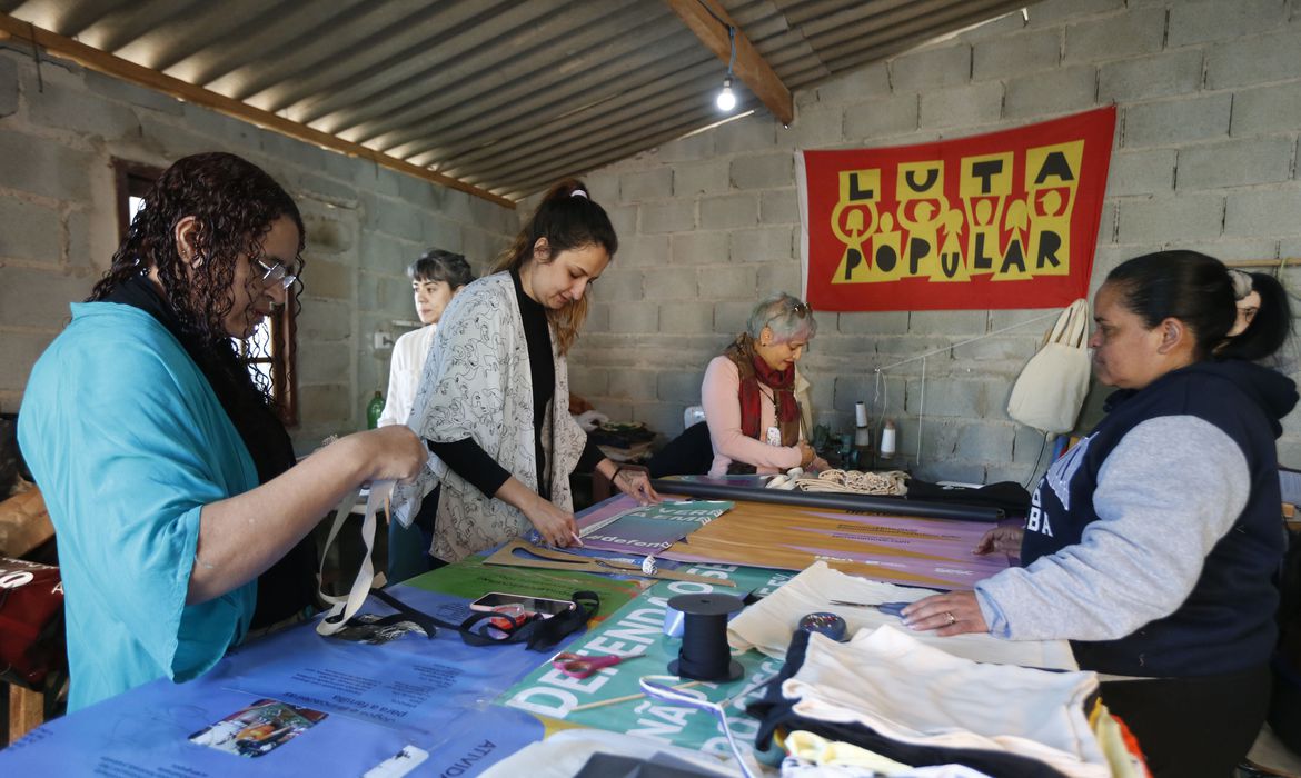 Mulheres de ocupação lançam coleção com tecidos de reuso em Osasco