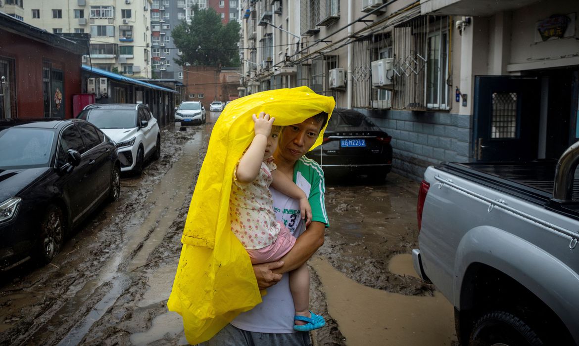 Pequim e norte da China intensificam resgate após tempestade