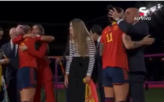 Ministro do Esporte da Espanha repudia beijo de dirigente em Jenni Hermoso: ‘Inaceitável!’
