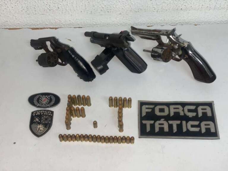 PMCE captura trio suspeito de tentativa de homicídio e apreende armas de fogo na RMF