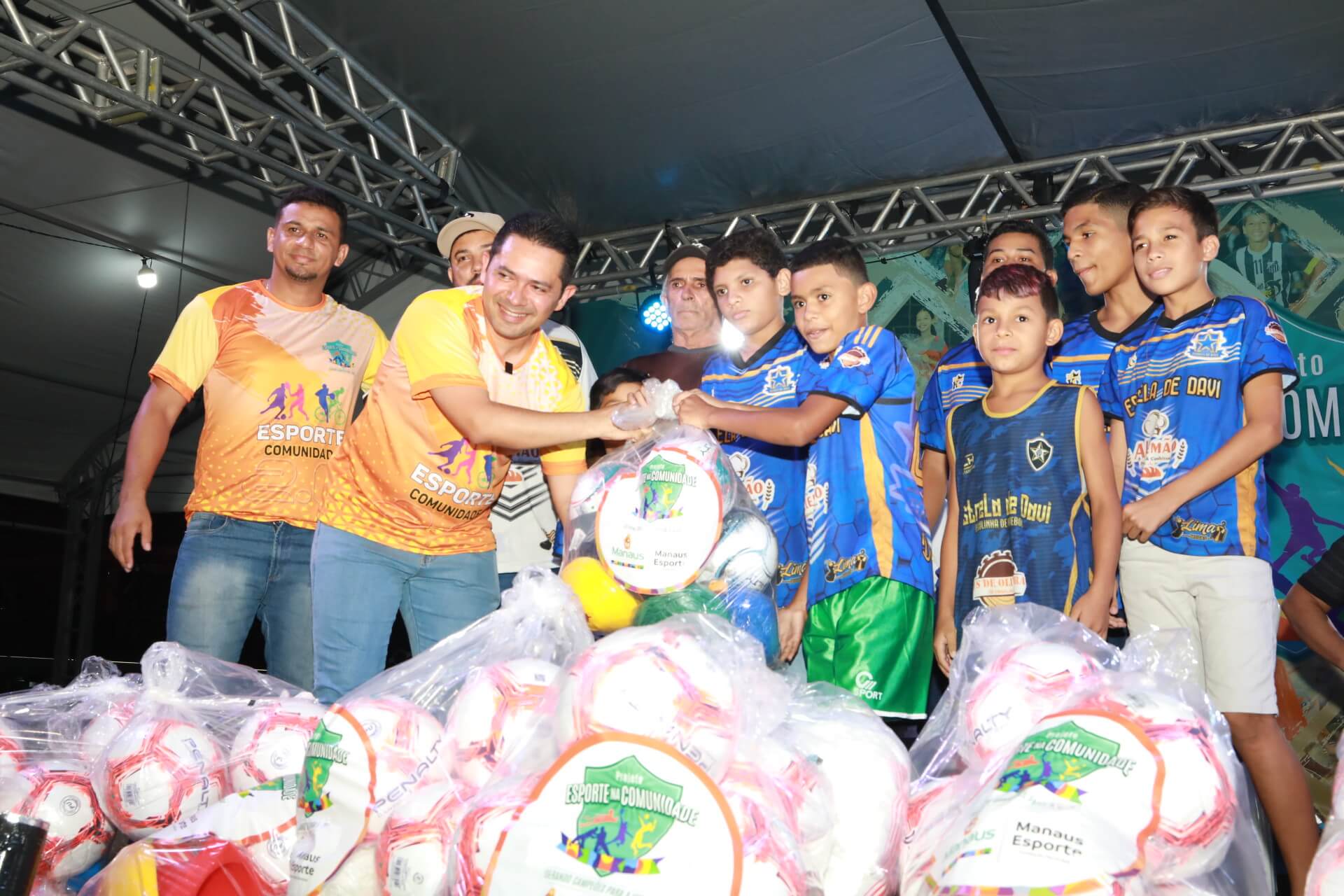 Prefeitura entrega novos kits esportivos a mais de 50 projetos sociais em Manaus