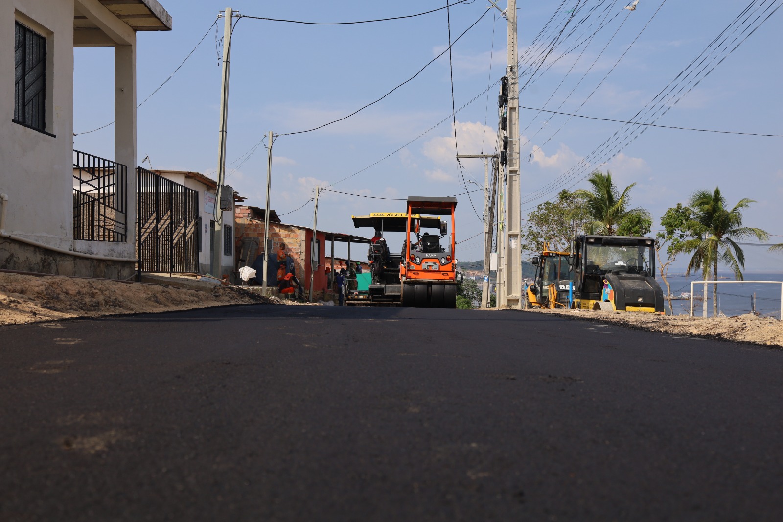 Prefeitura de Manaus asfalta a primeira rua da comunidade Vila Nova